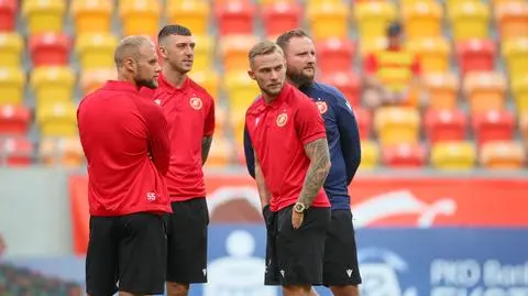 Trener Patryk Czubak z piłkarzami Widzewa 
