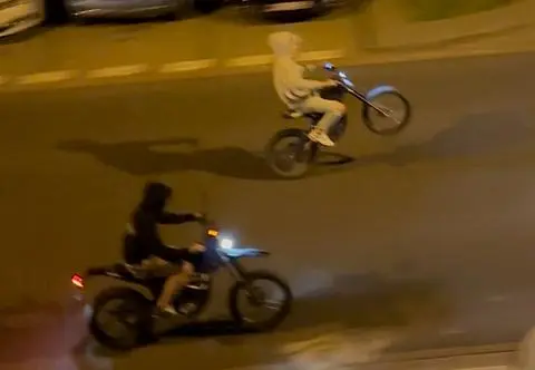 Nastolatkowie na motorowerach kontra mieszkaniec. Gonili go i wyzywali