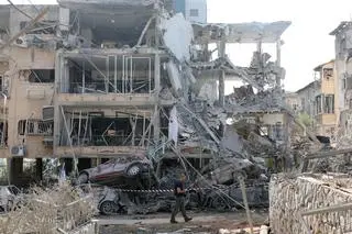 Uszkodzony budynek mieszkalny po ataku rakietowym w Ramat Gan, niedaleko Tel Awiwu, Izrael