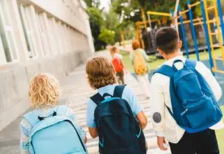 Zaczepianie dzieci, próba porwania dziewczynki. Rodzice się ostrzegają