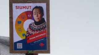 Plakaty wyborcze na ulicach Nuuk na Grenlandii 