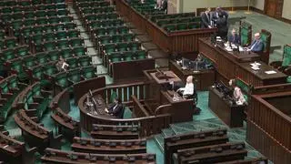 Przemawiający do niemal pustej sali minister Krasoń