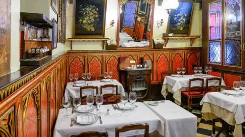 shutterstock_2437112095 Madryt, Hiszpania - 5 lutego 2024 r.: Wnętrze jadalni. Restauracja Sobrino de Botin, najstarsza działająca restauracja na świecie według Księgi Rekordów Guinnessa