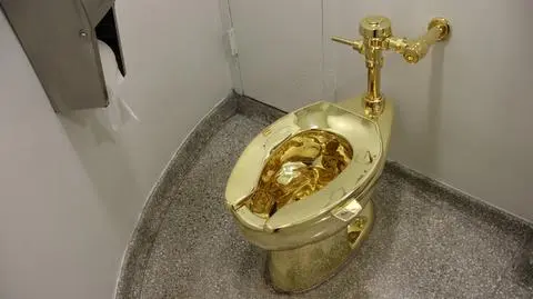 Rzeźba "Ameryka" Maurizio Cattelana