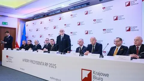 Przewodniczący Państwowej Komisji Wyborczej Sylwester Marciniak i PKW na konferencji prasowej