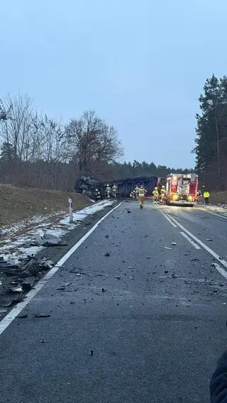 Tir przewrócił się na bok, droga jest zablokowana