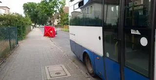 Wychodził z autobusu, gdy ten ruszył. Pasażer zginął na miejscu