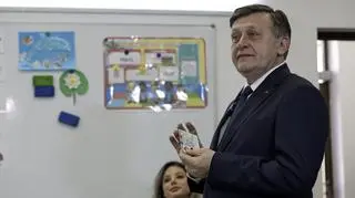 Popierany przez koalicję rządzącą Crin Antonescu