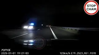 Policyjny radiowóz jadący pod prąd za uciekającym bmw