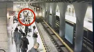 Pchnął kobietę na peronie metra. Chce dobrowolnie poddać się karze