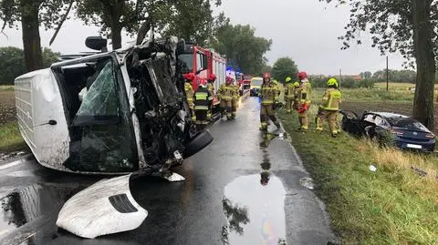 Dwie osoby zginęły po zderzeniu busa z autem 