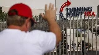 Amerykanie żegnają Charliego Kirka. Przed siedzibą organizacji Turning Point USA w Phoenix w Arizonie ludzie składają kwiaty i zapalają znicze