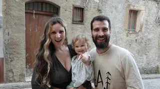 Sara i Luca przed wejściem do domu, który wspólnie remontują