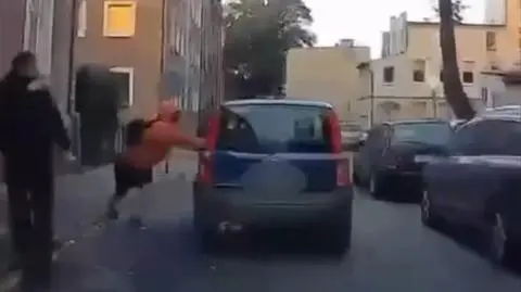 Wskoczył na maskę fiata i zatrzasnął drzwi kierowcy