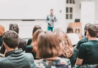 Wiadomości o charakterze seksualnym, zarzuty o mobbing. Rektor: nie będę się odnosił