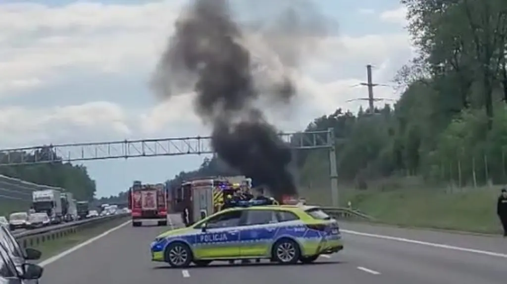 Radiowóz zapalił się na autostradzie. W środku dwóch policjantów