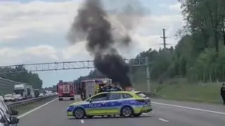 Radiowóz zapalił się na autostradzie. W środku dwóch policjantów