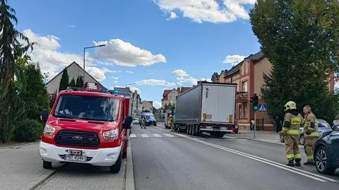 Ciężarówka wjechała na pasach w matkę z dzieckiem  