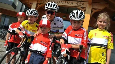 Janek Jackowiak (drugi z prawej) z Michałem Kwiatkowskim podczas Tour de Pologne