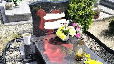 Ktoś pomalował farbą grób