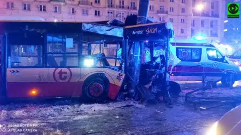 Autobus uderzył w słup. Dwie osoby zostały ranne 