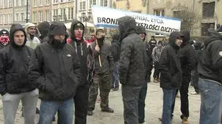 Na drodze manifestantów pojawiały się kilkuosobowe grupki narodowców