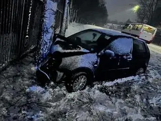 Kraśnik. Kierująca wjechała w drzewo, 10-letnie dziecko zostało przetransportowane do szpitala