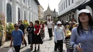 Turyści w Wielkim Pałacu Królewskim w Bangkoku 