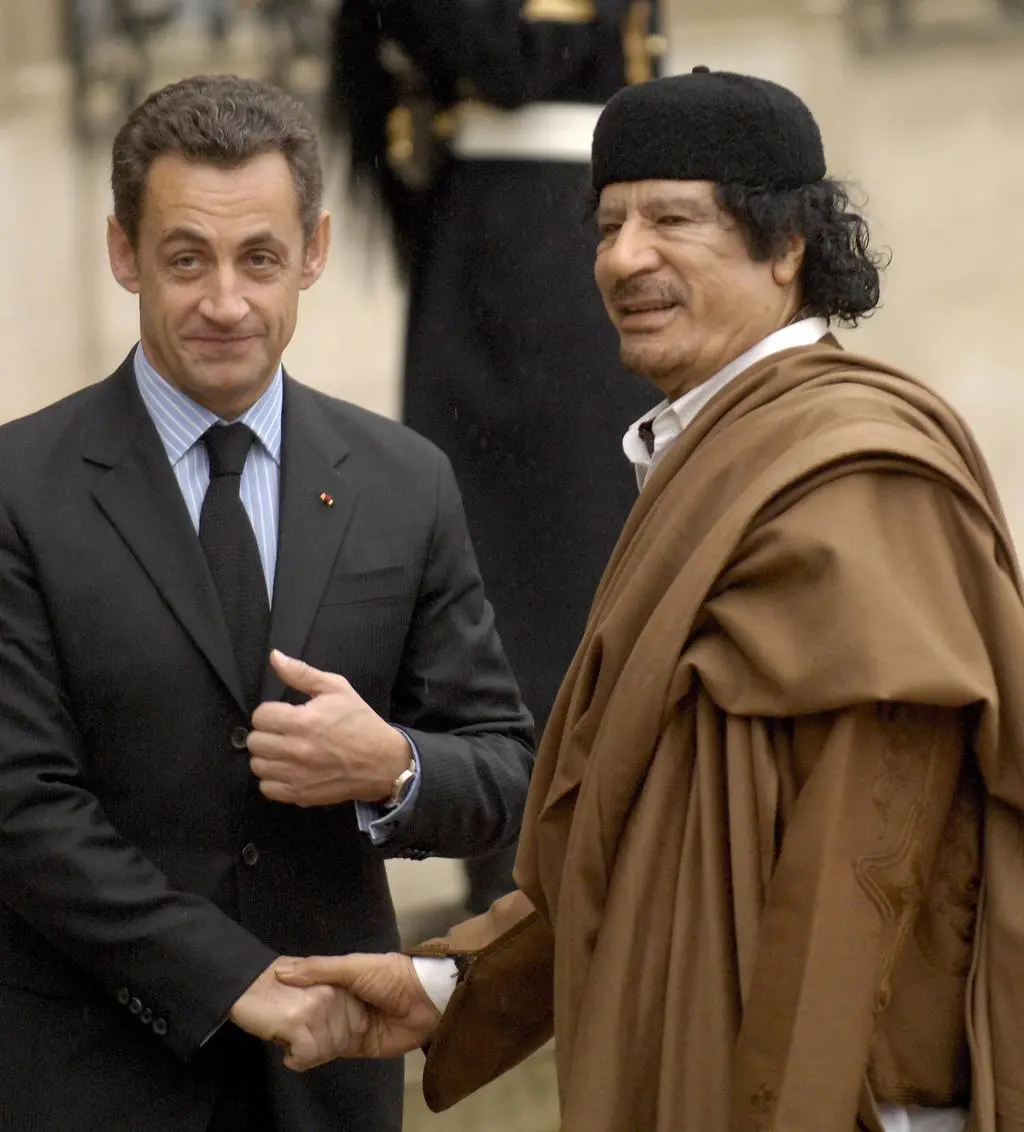 Nicolas Sarkozy z Muammarem Kaddafim. Zdjęcie z 2007 roku