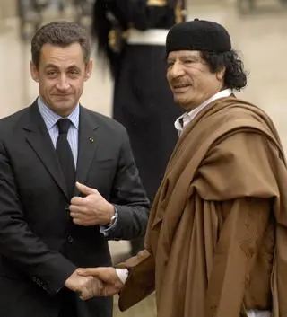 Nicolas Sarkozy z Muammarem Kaddafim. Zdjęcie z 2007 roku