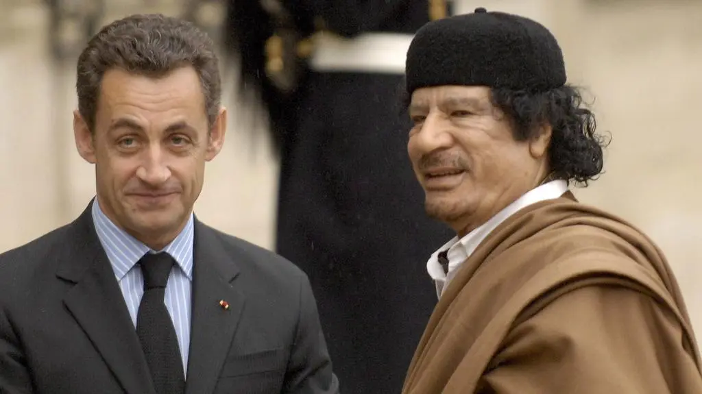 Nicolas Sarkozy i Muammar Kaddafi w 2007 roku