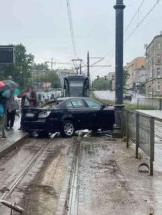 Kierowca wpadł w poślizg i wjechał na torowisko obok przystanku