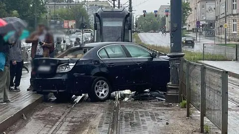Kierowca wpadł w poślizg i wjechał na torowisko obok przystanku