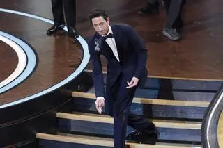 Adrien Brody przed wejściem na scenę - gala rozdania Oscarów 2025