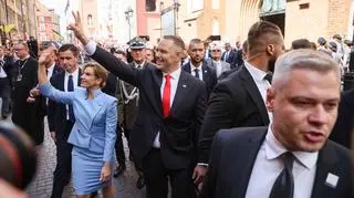 Przed Sejmem, przed stadionem, teraz na Starym Mieście. Nawrocki znów na ulicy
