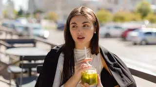 Nie woda, nie cola. To ten napój młodzi piją najczęściej