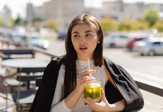 Nie woda, nie cola. To ten napój młodzi piją najczęściej