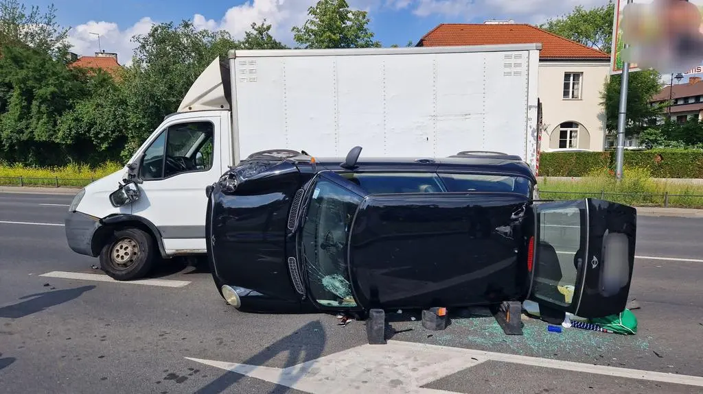 Auto na boku, kierowca w szpitalu