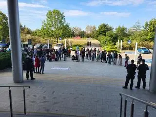 Przed sądem zgromadziła się grupa protestujących osób