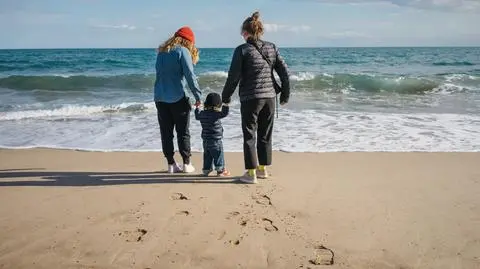 morze plaza wakacje para dziecko rodzice lgbt s shutterstock_1352037512