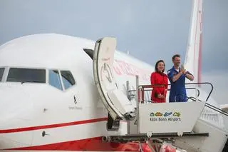 Sławosz Uznański-Wiśniewski z żoną Aleksandrą na lotnisku w Kolonii