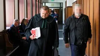 Piotr W. (z prawej) i adwokat Paweł Kusak w Sądzie Okręgowym w Warszawie