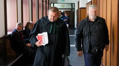 Piotr W. (z prawej) i adwokat Paweł Kusak w Sądzie Okręgowym w Warszawie