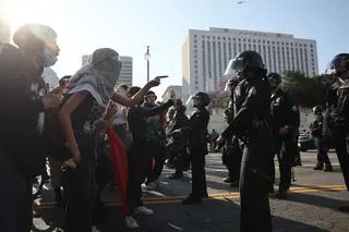 W Los Angeles dochodzi do starć między protestującymi i policjantami