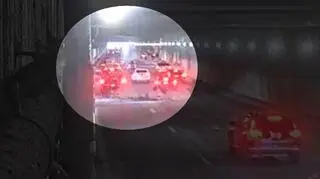 Część stropu zawaliła się na jezdnię