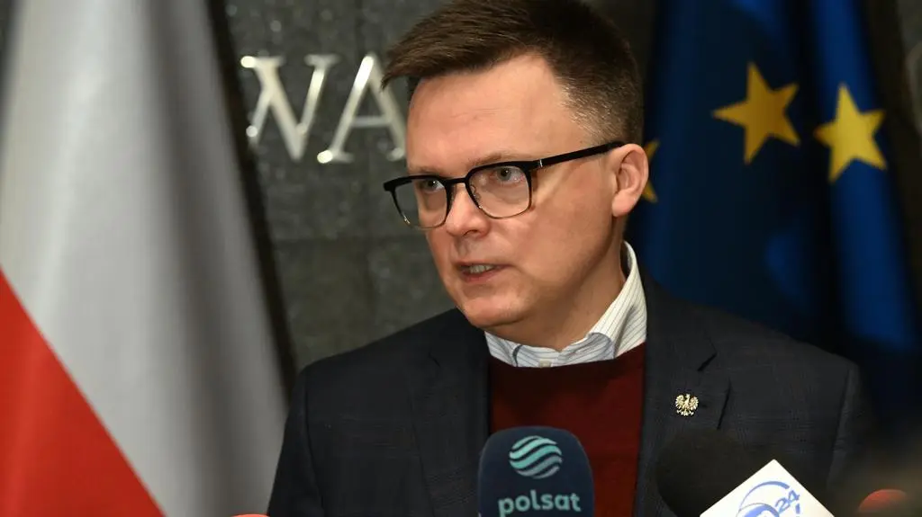 Marszałek Sejmu Szymon Hołownia podczas konferencji prasowej w Warszawie w niedzielę przed wylotem do Tallina