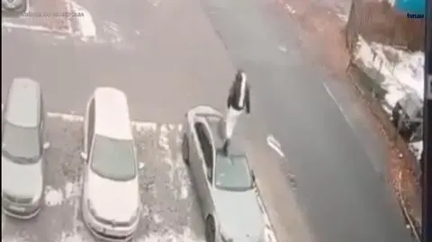 Mężczyzna przeszedł po dachu auta