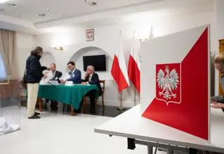 W jakich godzinach otwarte są lokale wyborcze?