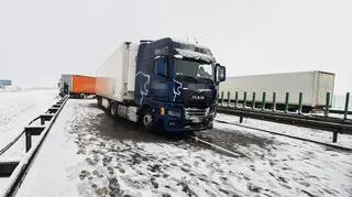 Karambol ciężarówek na A4