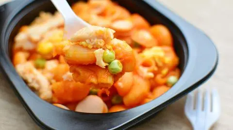 Danie z makaronem - zdjęcie ilustracyjne